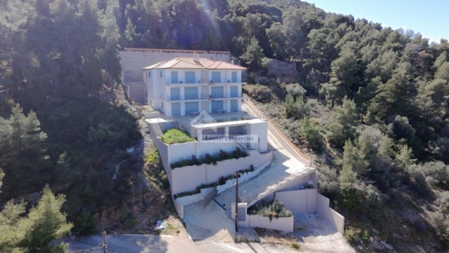 (Προς Ενοικίαση) Κατοικία Μεζονέτα || Ν. Φθιώτιδας/Μαλεσίνα - 290 τ.μ, 9 Υ/Δ, 60.000€ 