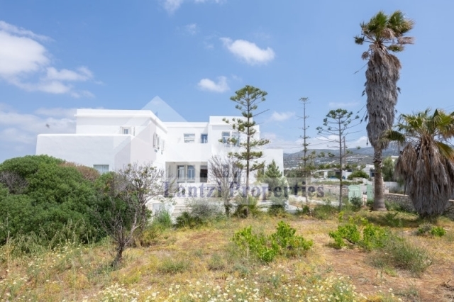 Προς Πώληση Βίλα με Θέα Θάλασσα και Επιπλέον Οικόπεδο | Πάρος - Αλυκή | 323 τ.μ., 7 Υ/Δ | 670.000€ 